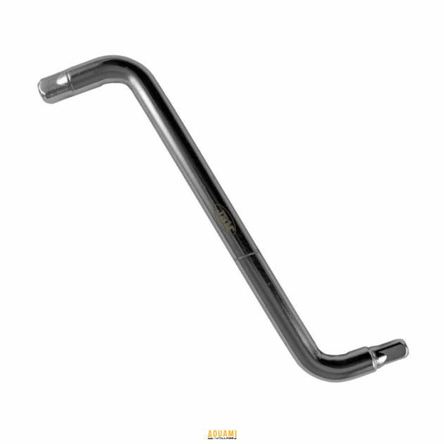 "Clé de vidange en S – Outil ergonomique et robuste pour le desserrage et le serrage des bouchons de vidange. Conception en S pour un accès facilité aux zones difficiles. Disponible chez Outillage Aouami."