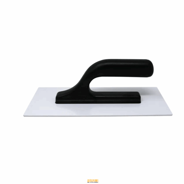 "Taloche avec manche en plastique – Outil ergonomique et léger, idéal pour l’application et la finition des enduits et mortiers. Disponible chez Outillage Aouami."