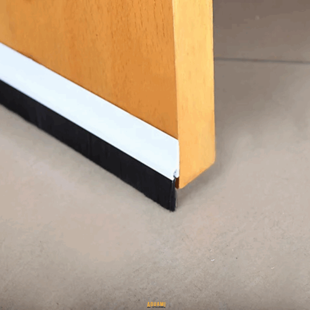 "Balais sous porte en caoutchouc 1M – Solution efficace pour l'isolation des portes et la prévention des courants d'air, conçu en caoutchouc durable. Disponible chez Outillage Aouami."