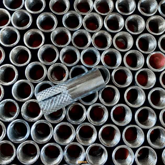 "Cheville femelle pour tige filetée, conçue pour une fixation robuste et sécurisée dans les matériaux pleins. Idéale pour les applications industrielles et de construction. Disponible chez Outillage Aouami."