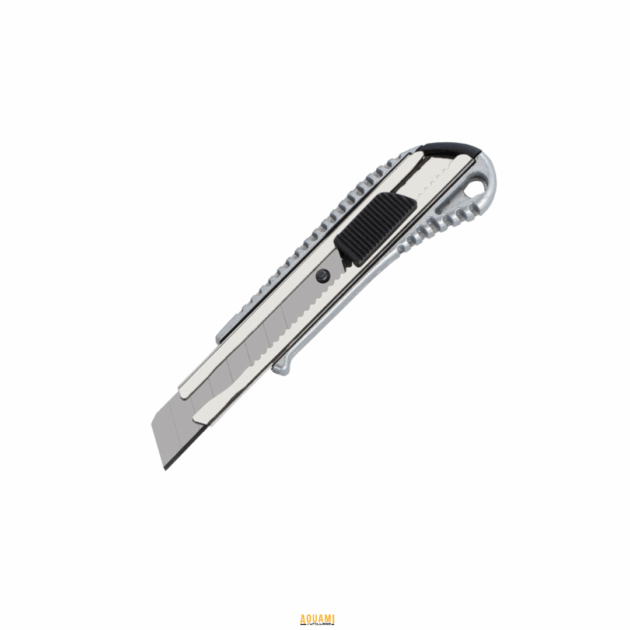 "Cutter d'atelier en métal 18 mm, idéal pour les découpes précises en atelier ou sur chantier. Disponible chez Outillage Aouami."