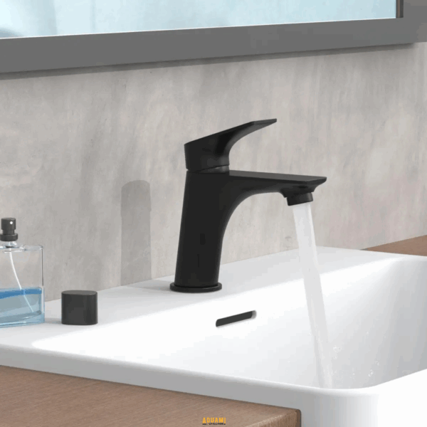 "Mitigeur baignoire noir au design moderne, offrant un contrôle précis de la température et du débit d'eau."