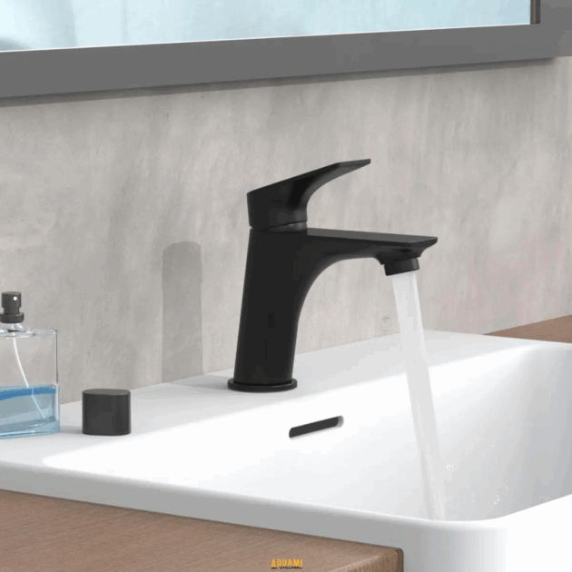 "Mitigeur baignoire noir au design moderne, offrant un contrôle précis de la température et du débit d'eau."