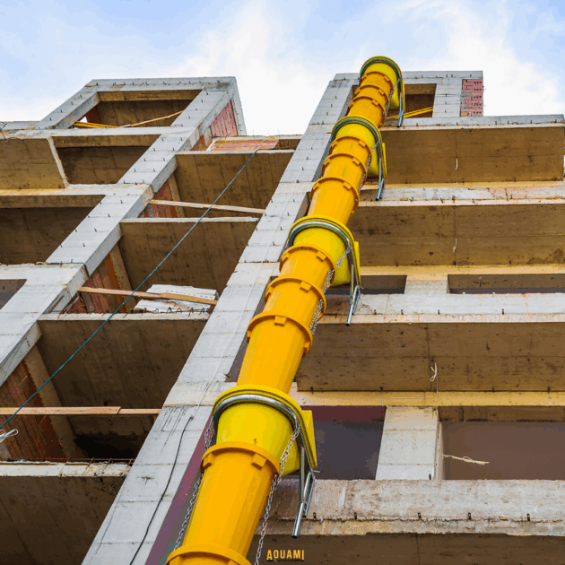 Goulotte de chantier en polyéthylène avec entonnoir de départ et chaînes de fixation pour évacuation des gravats.