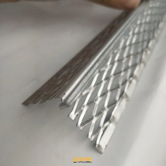 Baguette d'angle en métal, pour finition et protection des coins et angles des murs.