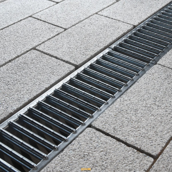 "Caniveau avec grille Galva – Système de drainage robuste et efficace pour gérer l’écoulement des eaux. Grille en acier galvanisé résistante à la corrosion. Disponible chez Outillage Aouami."