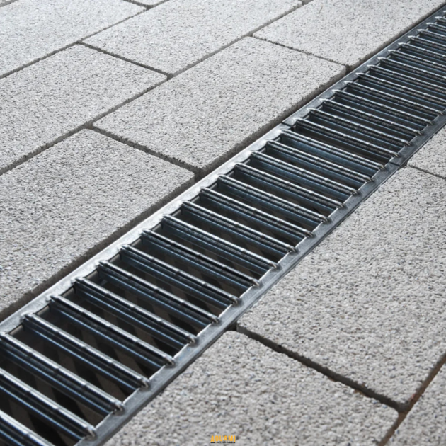 "Caniveau avec grille Galva – Système de drainage robuste et efficace pour gérer l’écoulement des eaux. Grille en acier galvanisé résistante à la corrosion. Disponible chez Outillage Aouami."