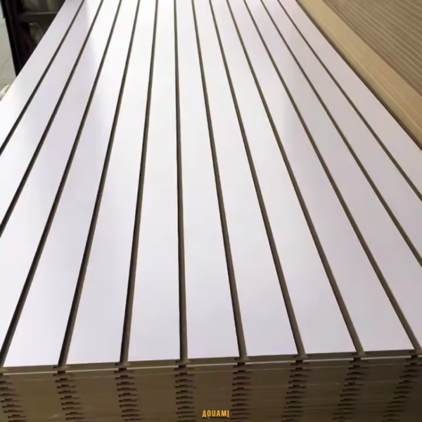 "Panneau magasin MDF avec 11 rails ou 7 rails, idéal pour l'affichage et l'organisation des produits en magasin. Robuste, esthétique et pratique pour optimiser l’espace de vente. Disponible chez Outillage Aouami."