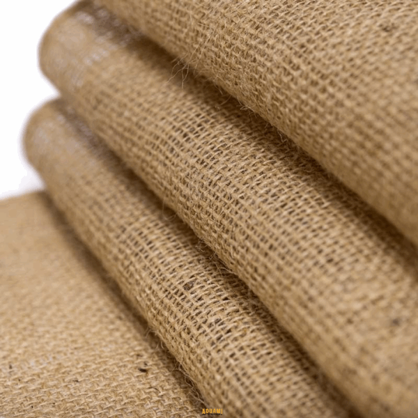 "Toile de jute naturelle, rouleau de 1,5 mètre de large sur 50 mètres de long, idéale pour le jardinage, l'ameublement ou la décoration."