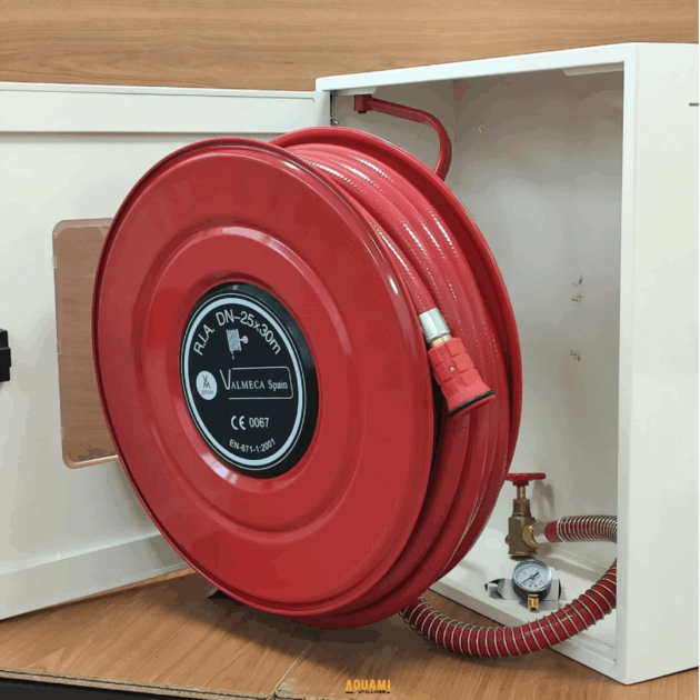Robinet d’incendie armé RIA DN25 avec armoire métallique et tuyau semi-rigide de 30 mètres pour protection incendie.