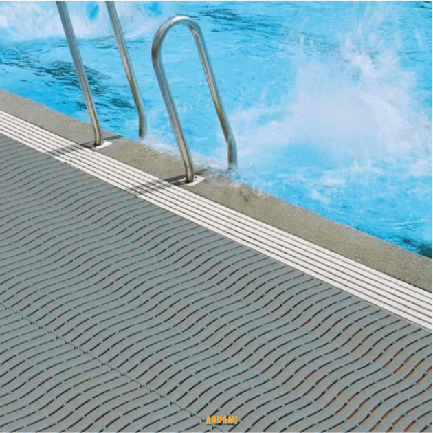 Grille caillebotis plastique blanc pour piscine – dimensions 6x25x30 cm, surface antidérapante et emboîtable.