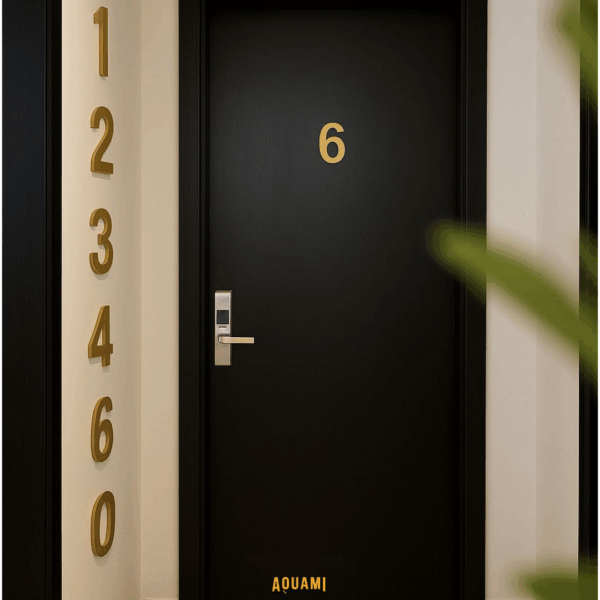 Numéro en aluminium noir, gold et chrome pour porte et façade